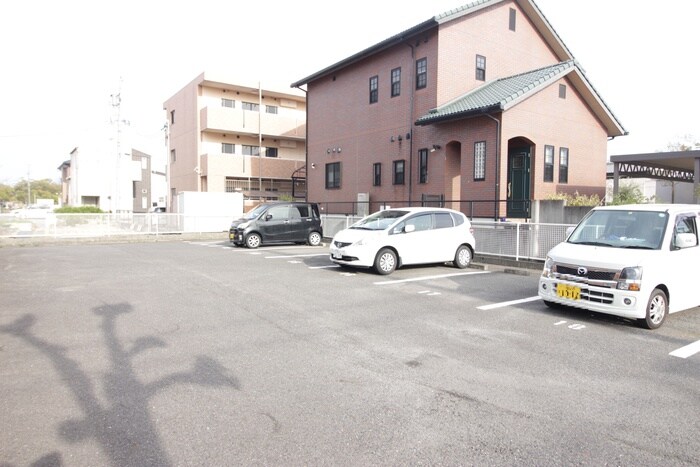 物件外観写真3　(駐車場)