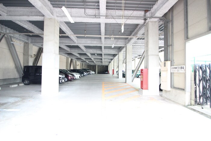 物件外観写真2　(駐車場)