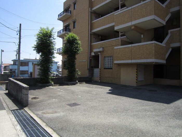 物件外観写真3　(駐車場)