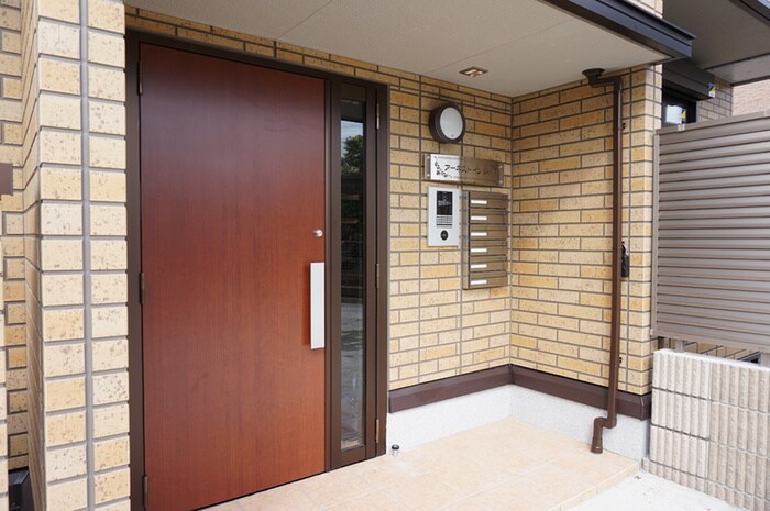 物件外観写真1　(エントランス部分)