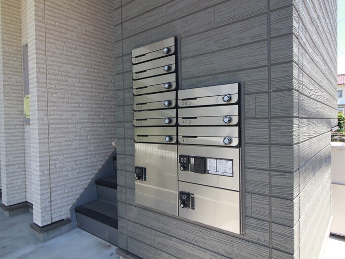 物件外観写真4　(エントランス部分)