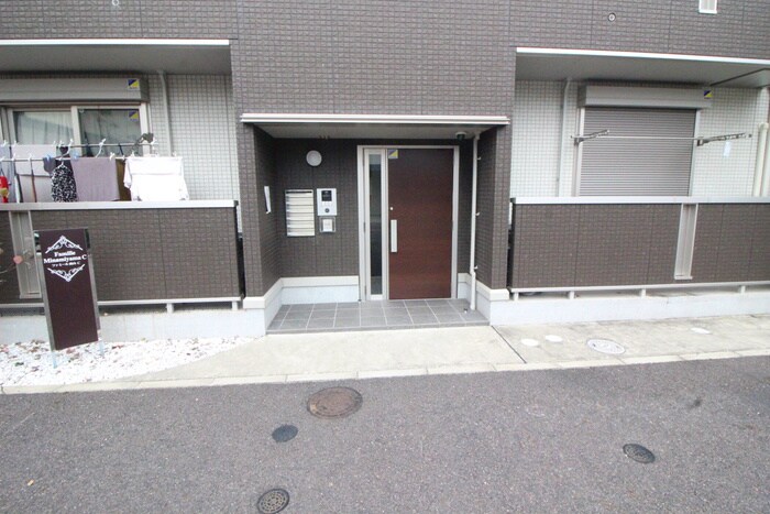 物件外観写真4　(エントランス部分)