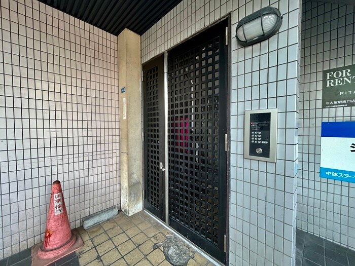 物件外観写真3　(エントランス部分)