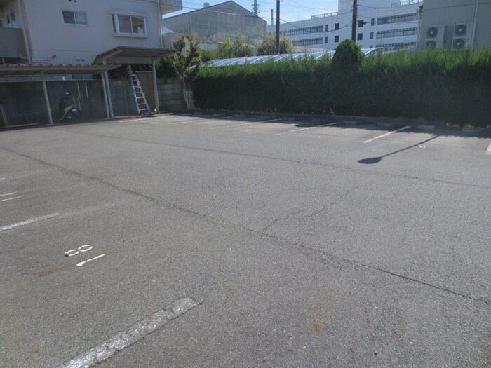 物件外観写真6　(駐車場)