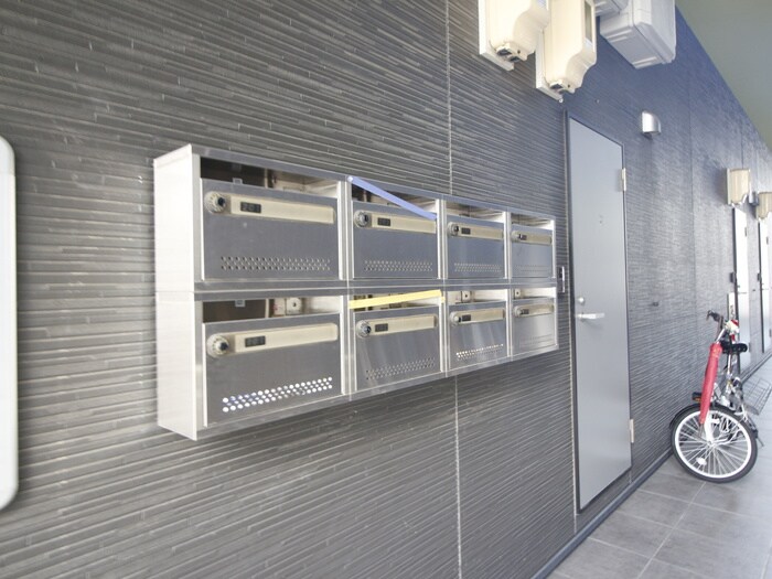 物件外観写真3　(エントランス部分)