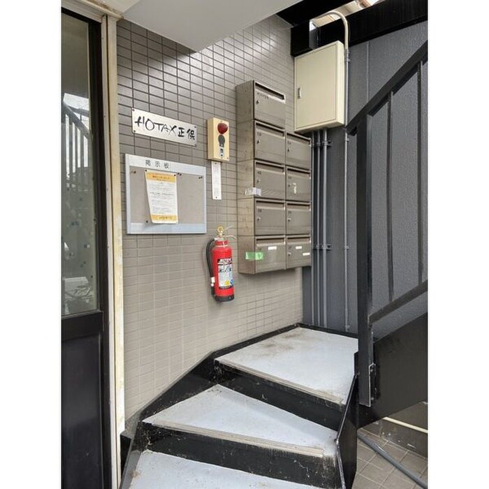 物件外観写真2　(エントランス部分)