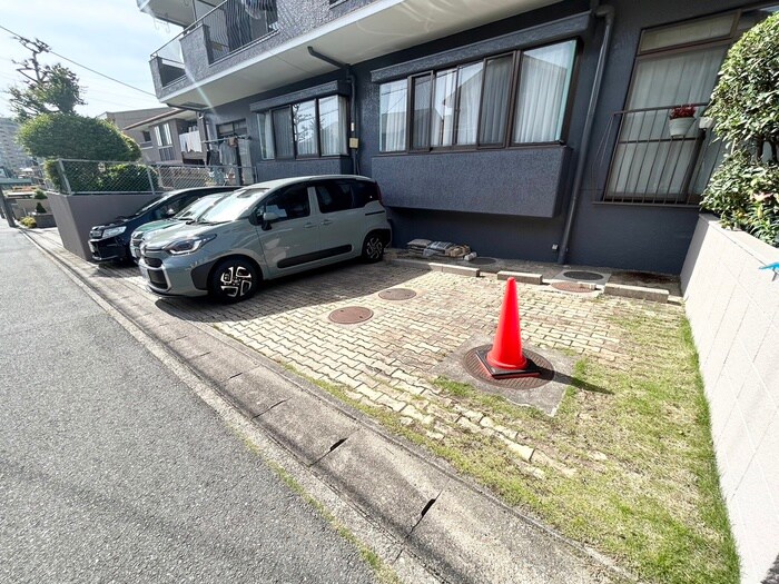 物件外観写真2　(駐車場)