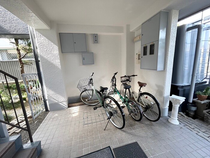 物件外観写真5　(駐輪場)