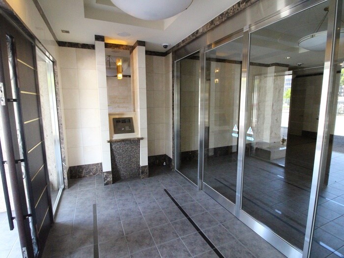 物件外観写真3　(エントランス部分)