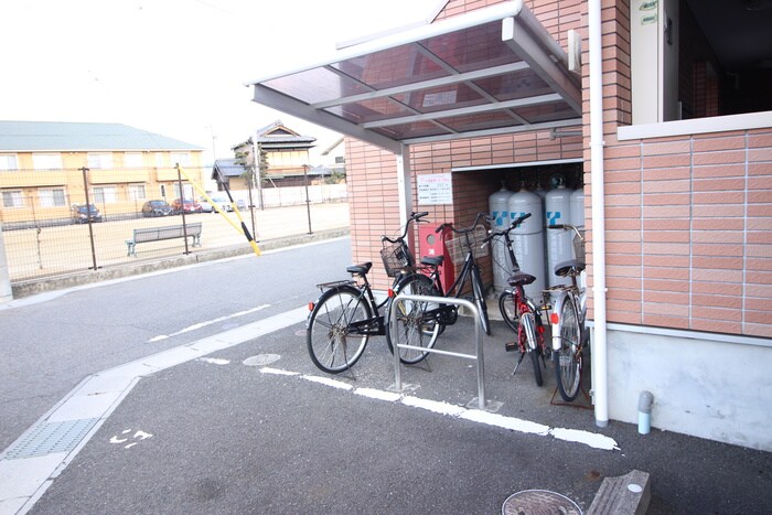 物件外観写真4　(駐輪場)