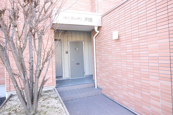 物件外観写真6　(エントランス部分)