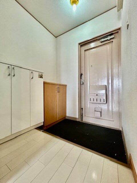 物件内観写真16　(玄関)