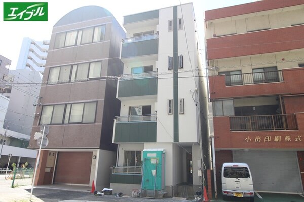 建築中