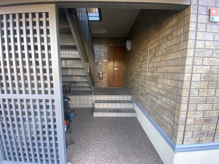 物件外観写真4　(エントランス部分)