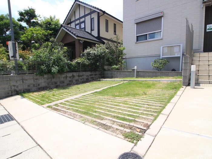 物件外観写真2　(駐車場)