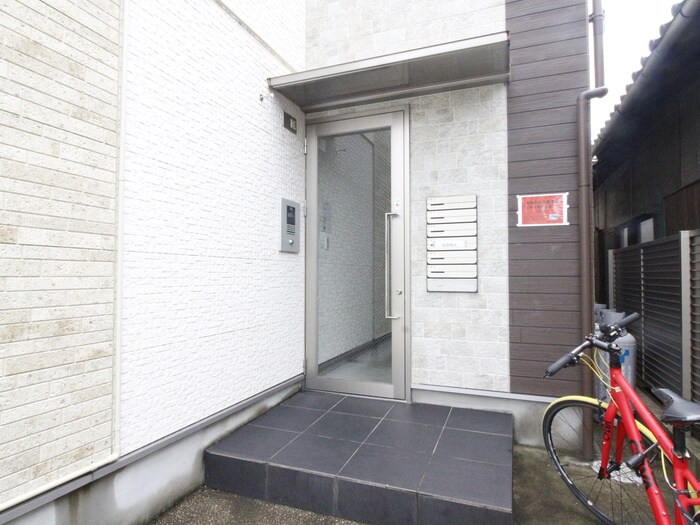 物件外観写真4　(エントランス部分)