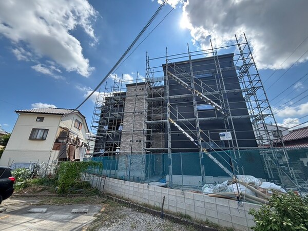 建築中
