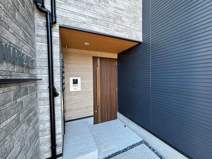 物件外観写真4　(エントランス部分)