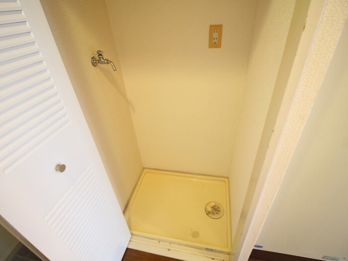 物件内観写真16　(洗濯機置場)