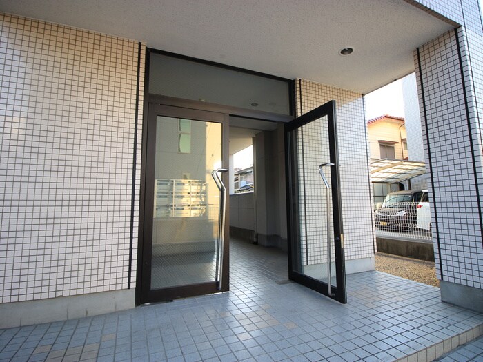 物件外観写真4　(エントランス部分)