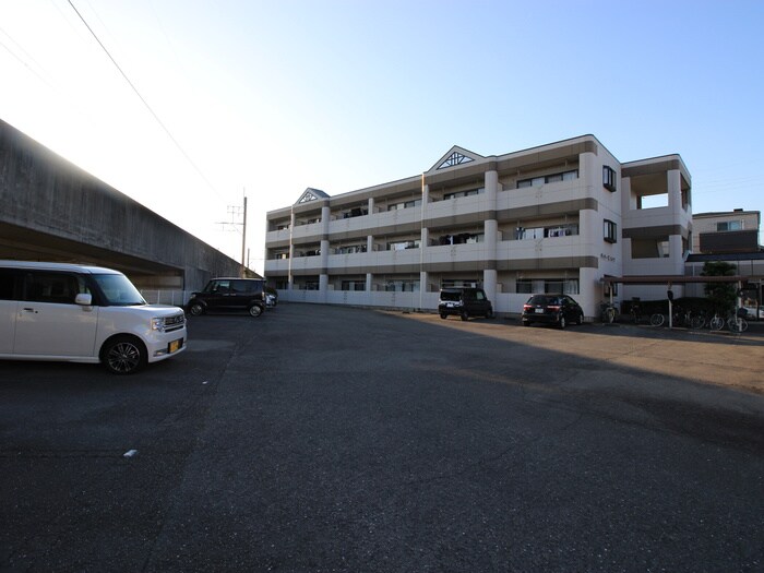 物件外観写真6　(駐車場)