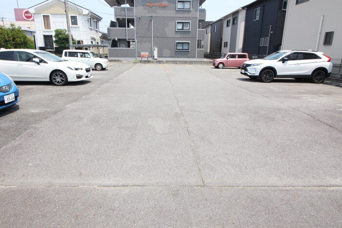 メゾン・ド・ジョバーニの駐車場