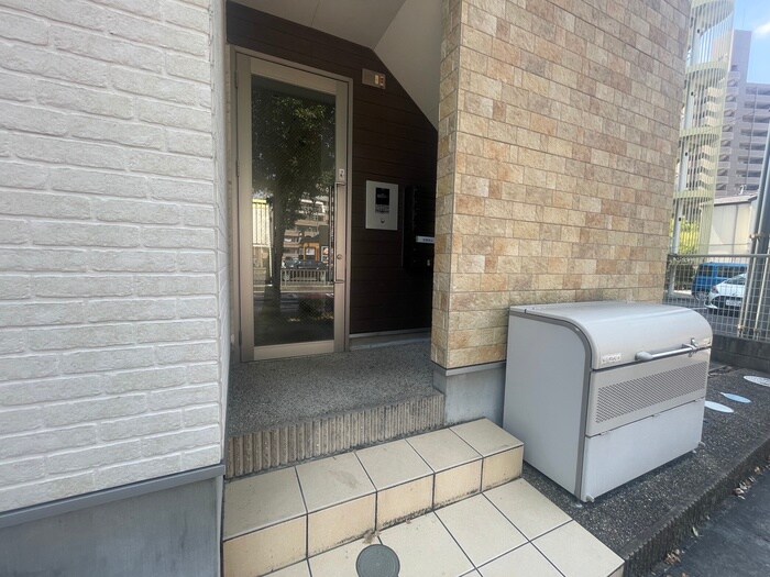 物件外観写真4　(エントランス部分)