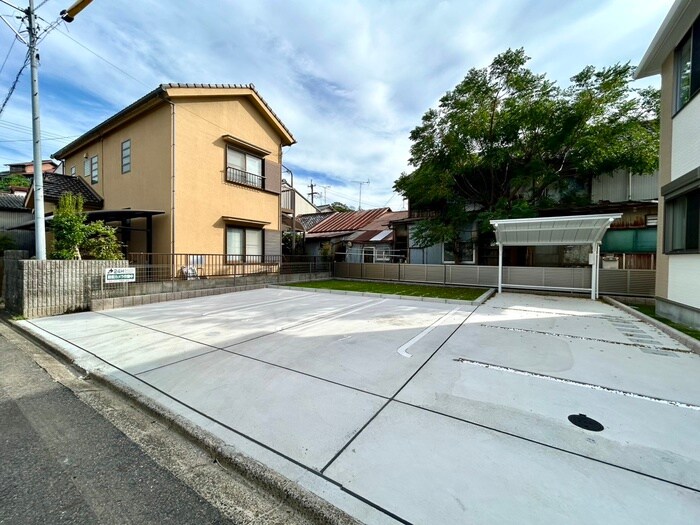 物件外観写真4　(駐車場)