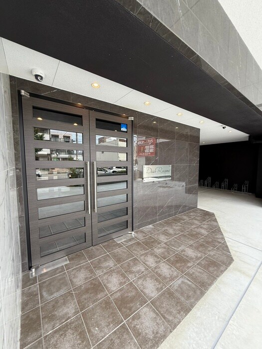 物件外観写真4　(エントランス部分)