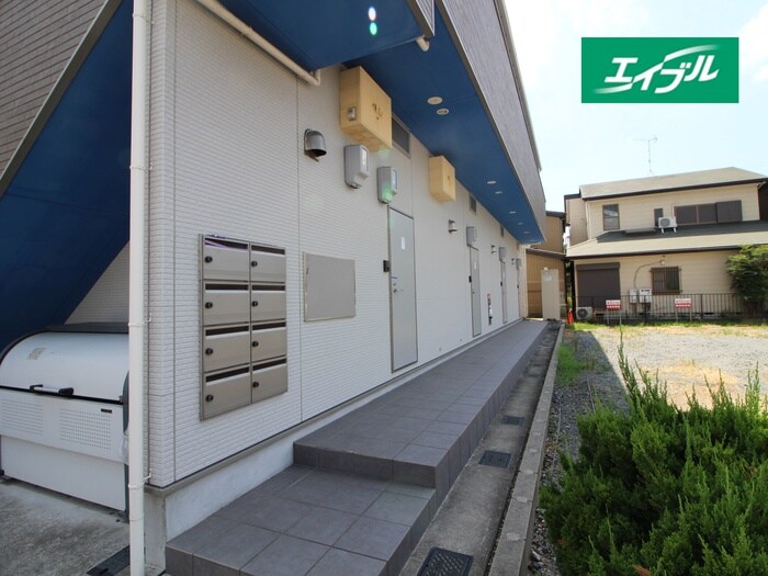 物件外観写真3　(エントランス部分)