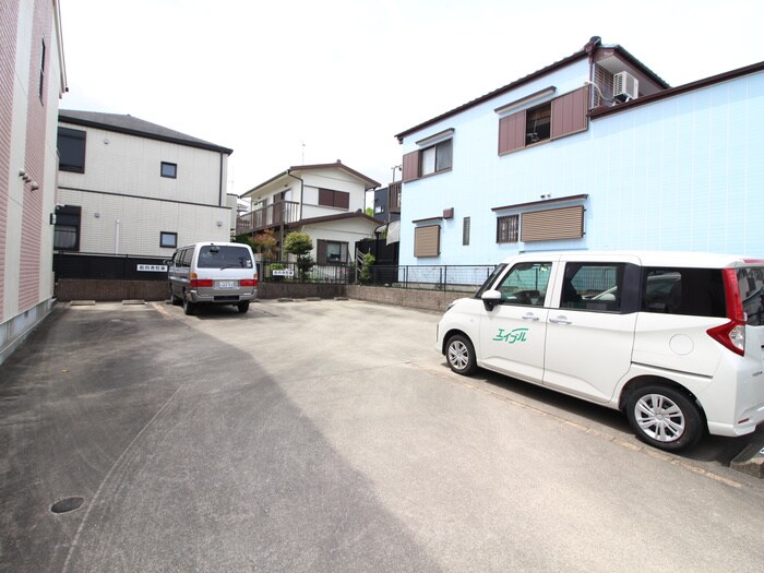 物件外観写真3　(駐車場)