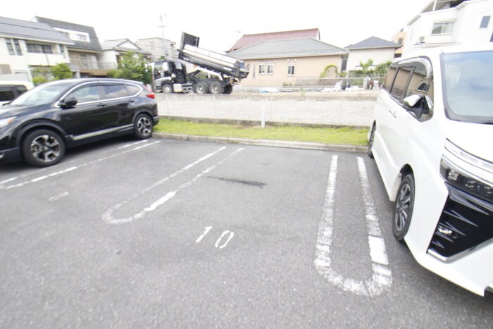 物件外観写真4　(駐車場)