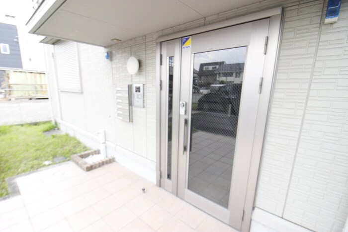 物件外観写真5　(エントランス部分)