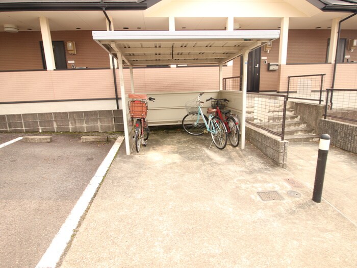 物件外観写真4　(駐輪場)