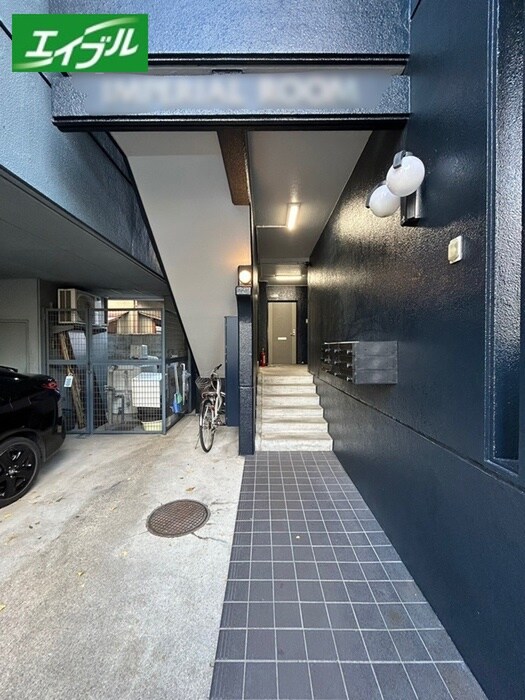 物件外観写真2　(エントランス部分)