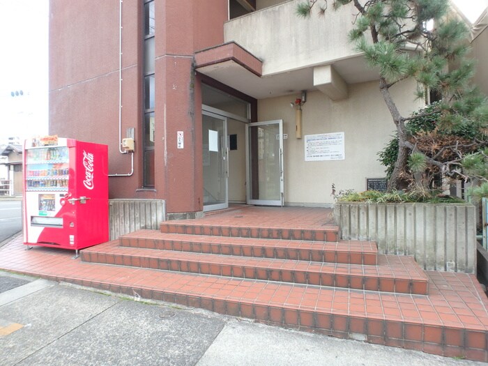 物件外観写真4　(エントランス部分)