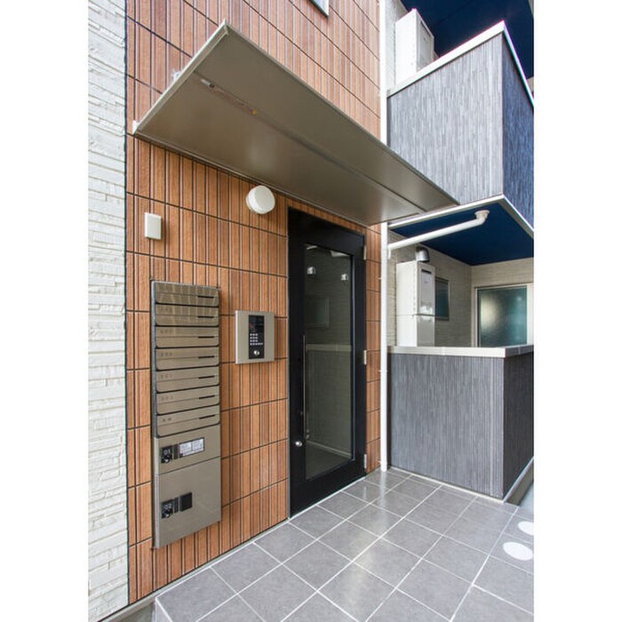 物件外観写真3　(エントランス部分)