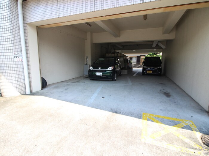 物件外観写真5　(駐車場)