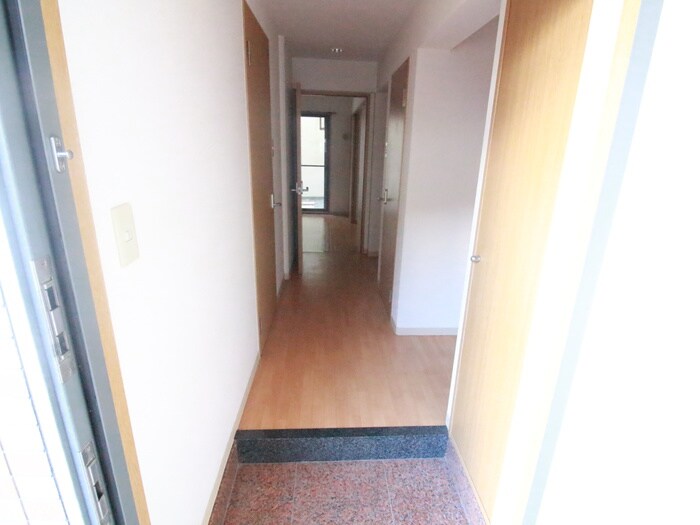 物件内観写真7　(玄関)