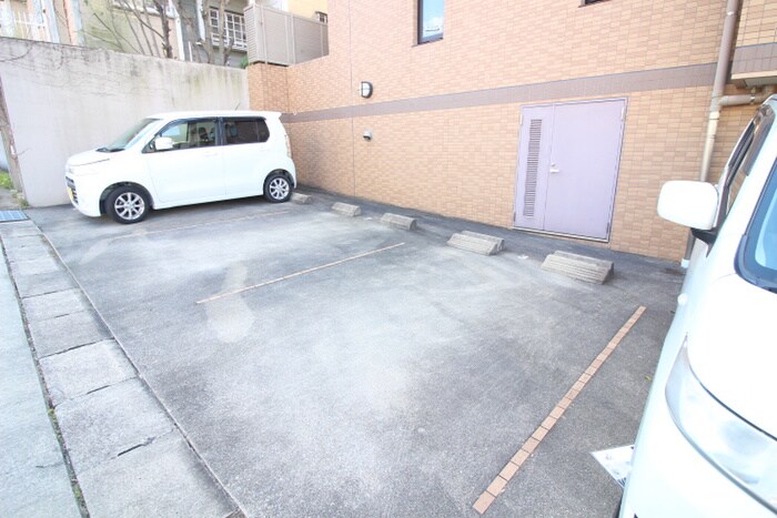 物件外観写真5　(駐車場)