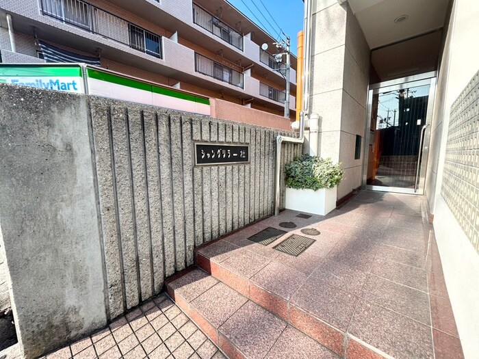 物件外観写真2　(エントランス部分)