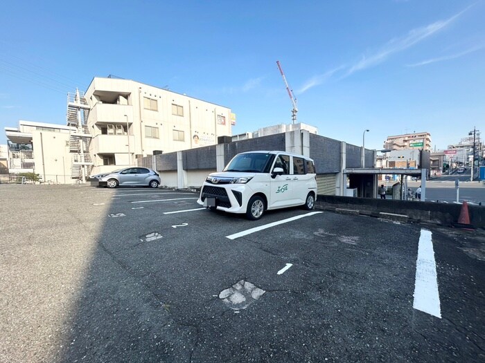 物件外観写真4　(駐車場)