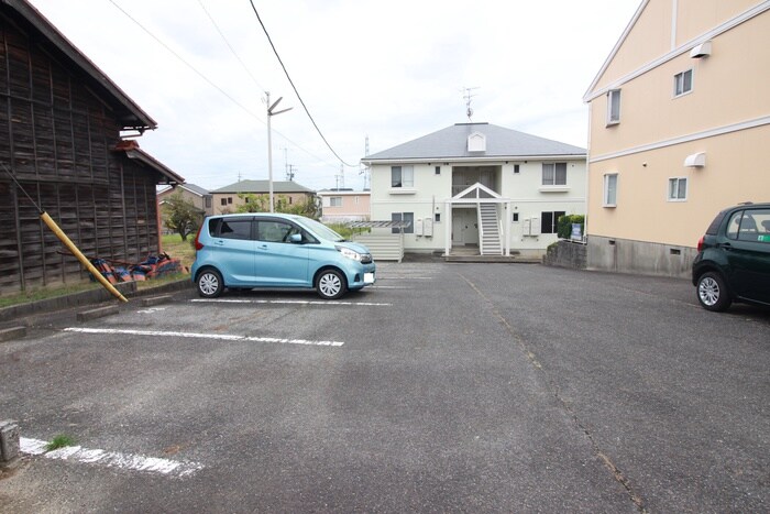 物件外観写真4　(駐車場)