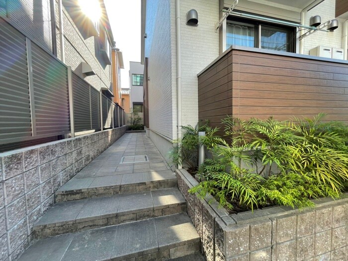 物件外観写真6　(エントランス部分)