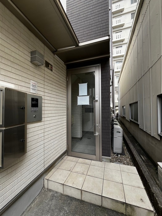 物件外観写真3　(エントランス部分)