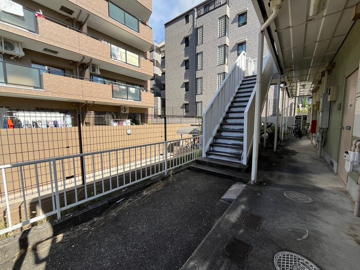 物件外観写真4　(エントランス部分)