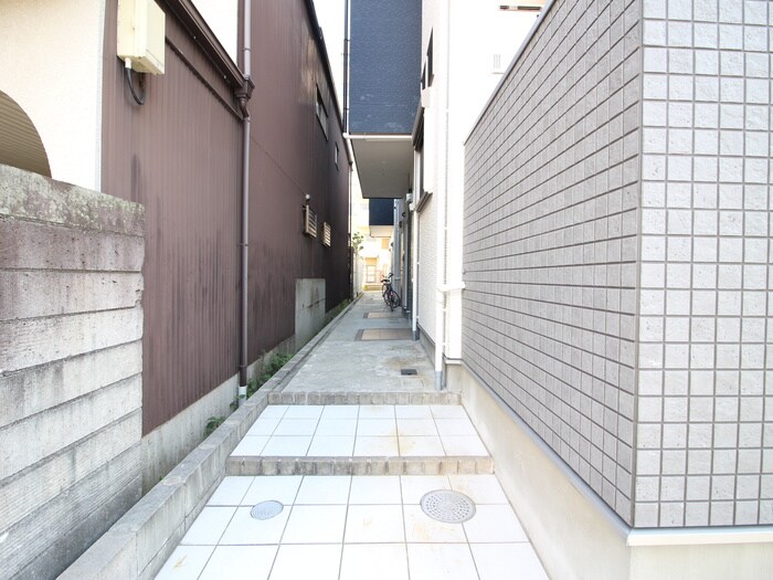 物件外観写真2　(エントランス部分)