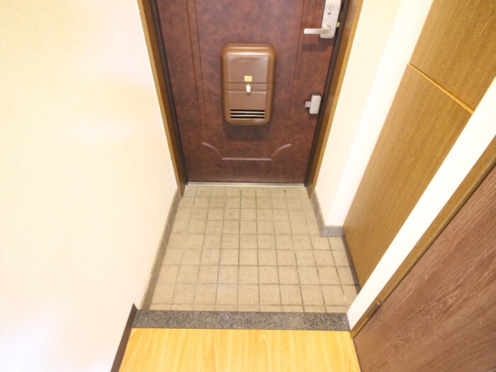 物件内観写真16　(玄関)