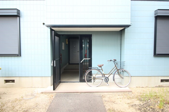 物件外観写真4　(エントランス部分)