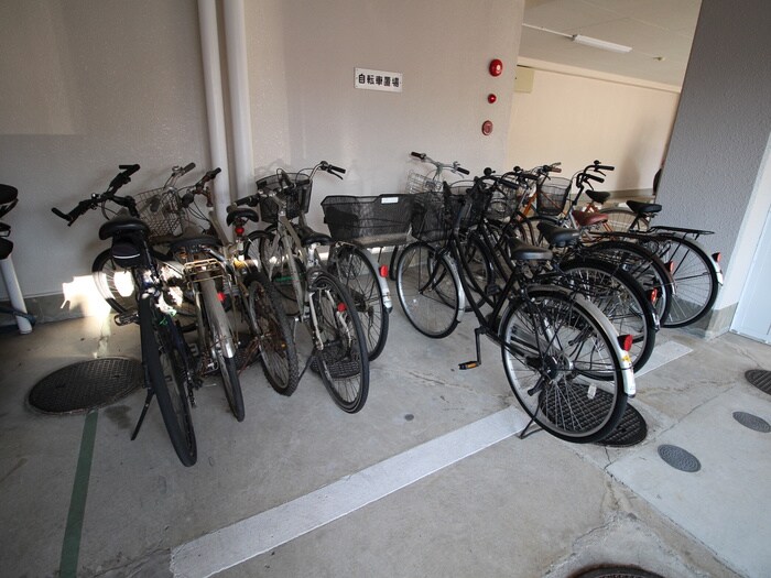 物件外観写真4　(駐輪場)